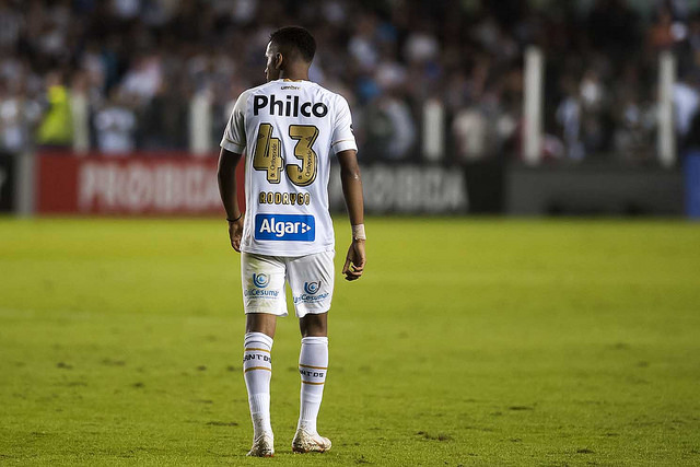 Rodrygo foi o destaque do Santos diante do Flamengo