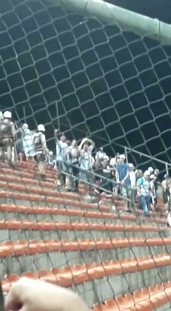 Torcedor do Cerro-URU é flagrado imitando um macaco para a torcida do Bahia