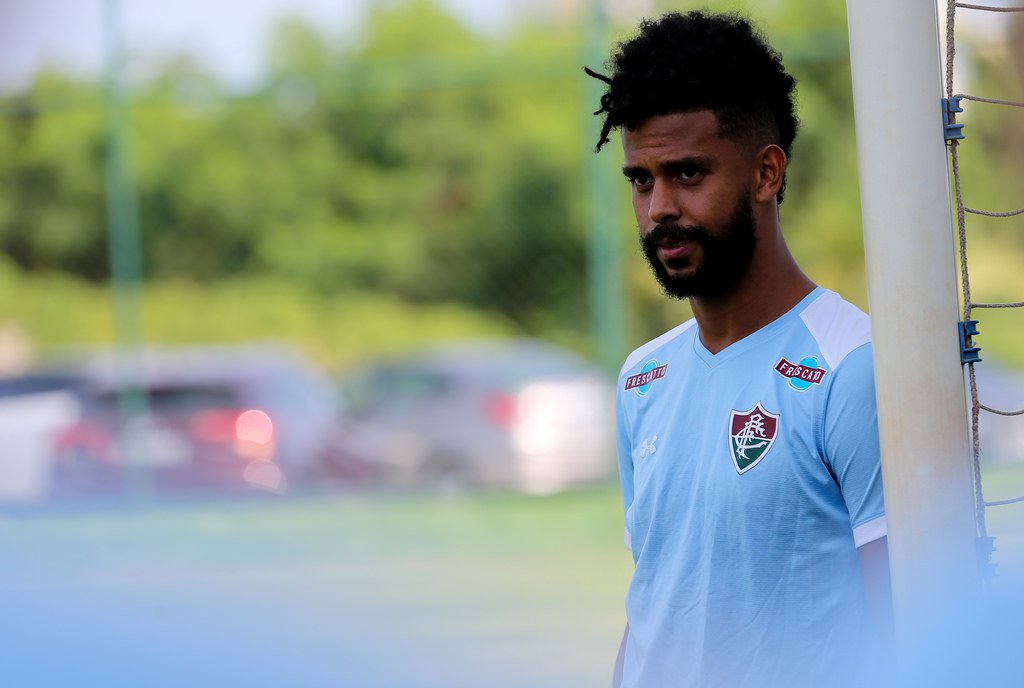 De olho, time de Fábio Carille pode contratar zagueiro do Fluminense