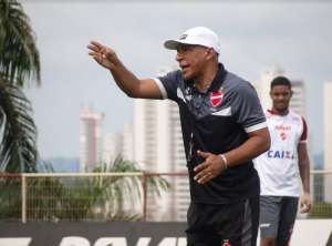 De olho no G4 da Série B, Hemerson Maria terá volta de zagueiro no Vila Nova