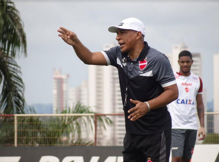 De olho no G4 da Série B, Hemerson Maria terá volta de zagueiro no Vila Nova