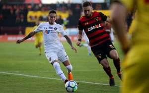 Sem Rogério e Gabriel, Claudinei vai ter que mexer no time titular do Sport