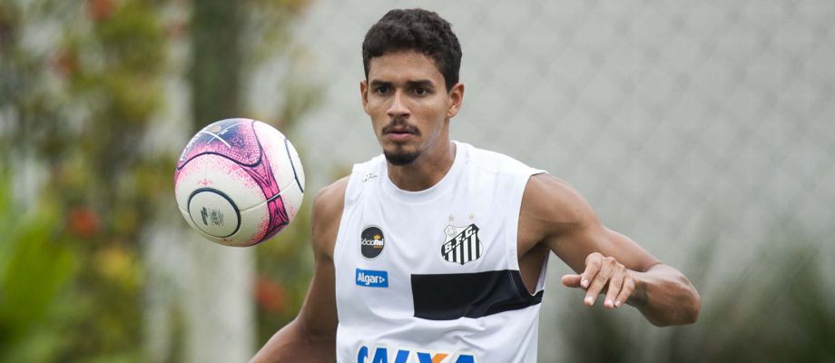 Bryan Ruiz treina com bola e preparador de goleiros deve comandar Santos domingo
