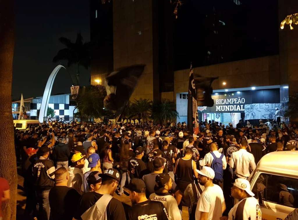 Cerca de 800 torcedores protestaram na frente do Parque São Jorge nesta sexta-feira (Foto: Reprodução/Twitter)