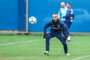 Renato Gaúcho fecha treino e não divulga lista de relacionados do Grêmio