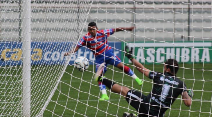 O estreante Éderson, em chute cruzado, fez o 2.º gol do fortaleza. Foto: Leonardo Moreira (Fortaleza EC)