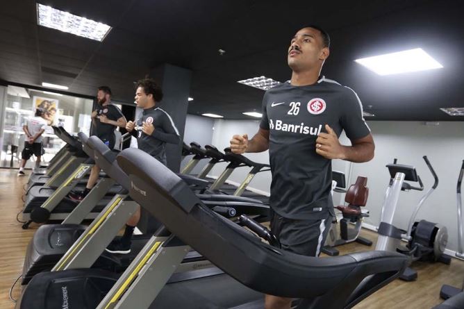 Hellmann faz mistério no Inter, mas relaciona Emerson Santos pela primeira vez