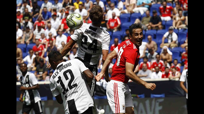 Jonas perde pênalti e Juventus vence Benfica; Chelsea bate Inter de Milão