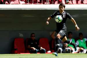 Romero comemora três gols em vitória do Corinthians e supera Ronaldo