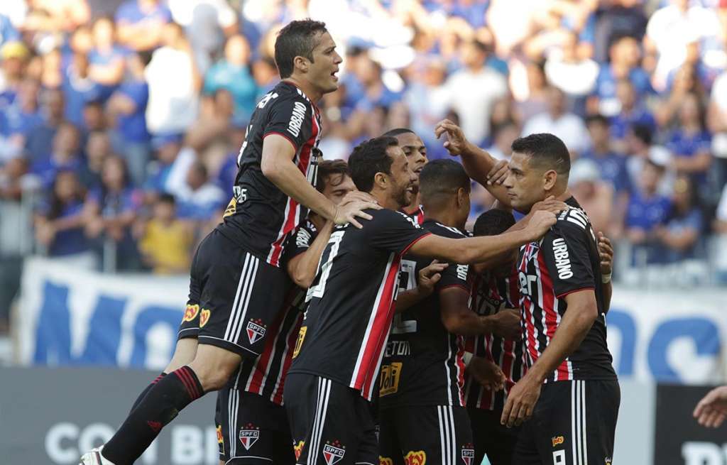Melhor visitante, São Paulo vence 'freguês' Cruzeiro e segue na cola do Flamengo Melhor visitante, São Paulo vence 'freguês' Cruzeiro e segue na cola do Flamengo