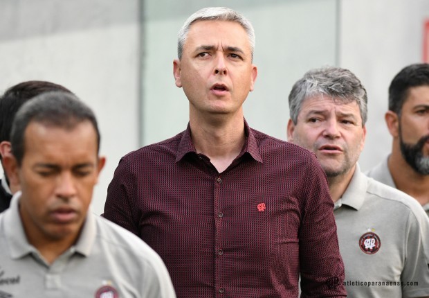 Tiago Nunes avalia a vitória convincente do Atlético-PR na Arena da Baixada