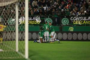 Elicarlos comemora o gol de empate da Chape, mas Gilson mantém os pés no chão