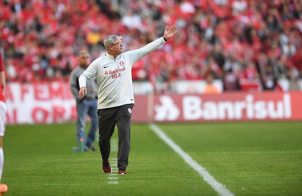 Odair Hellmann vê Internacional forte após vitória, mas alerta: 'Objetivo é jogo a jogo'