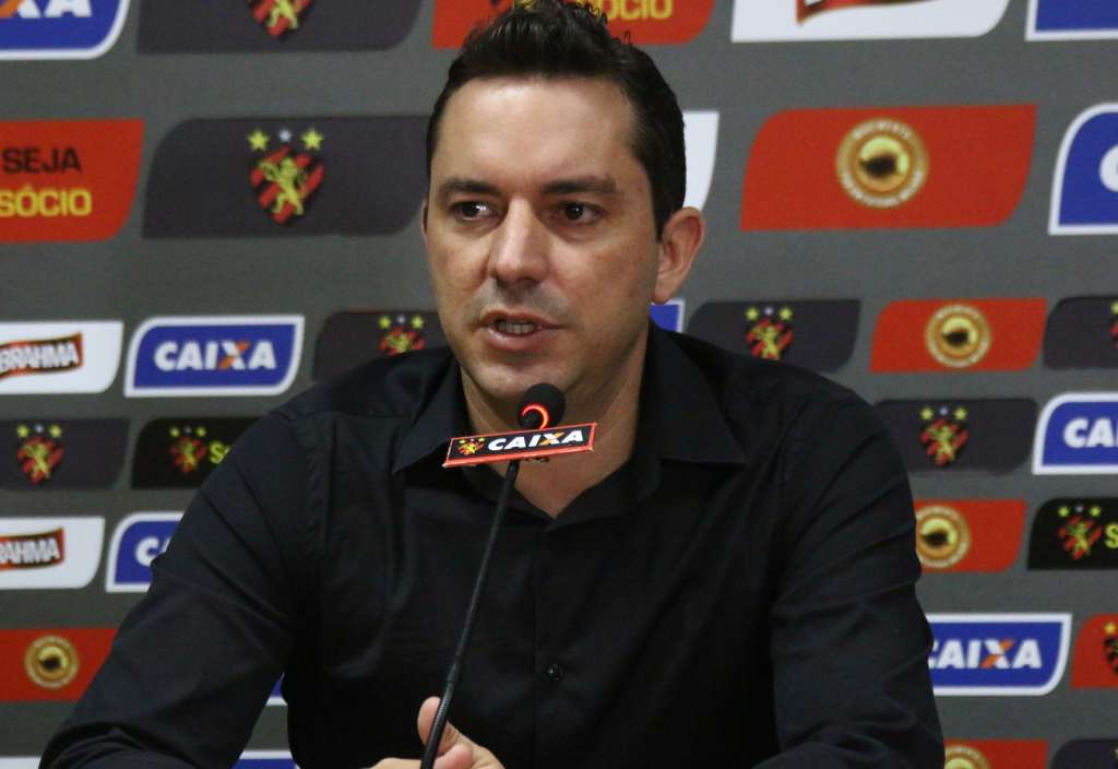 Executivo de futebol 'quebra protocolo' e garante o cargo do técnico do Sport
