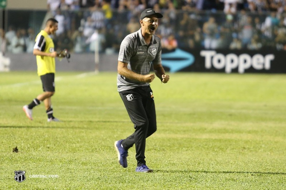 Lisca comemora vitória do Ceará com a torcida e se declara: ‘é um caso de amor’