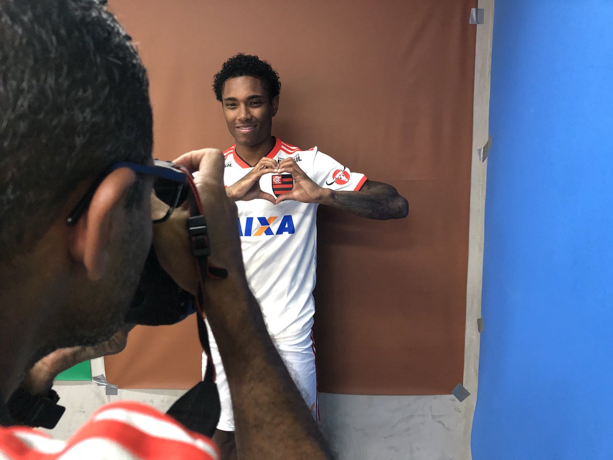 Vitinho é apresentado pelo Flamengo e celebra realização de ‘sonho de moleque’