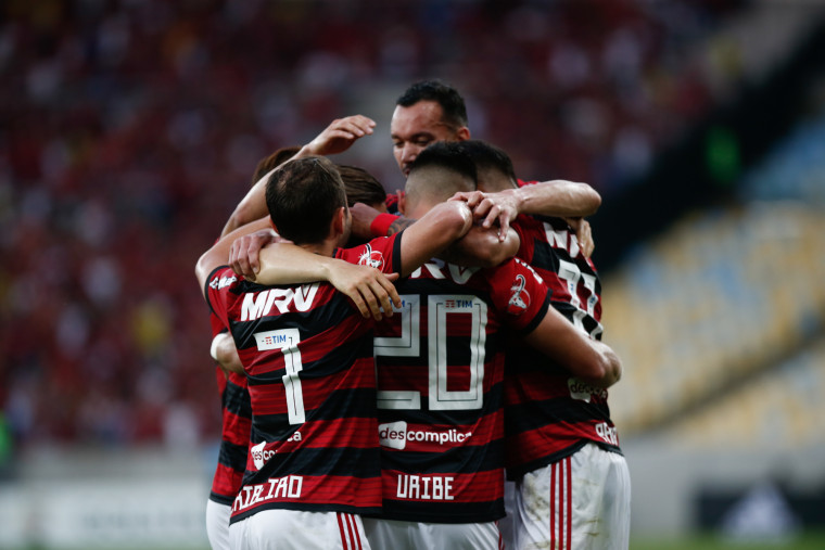 Réver é abraçado pelos demais jogadores do Flamengo