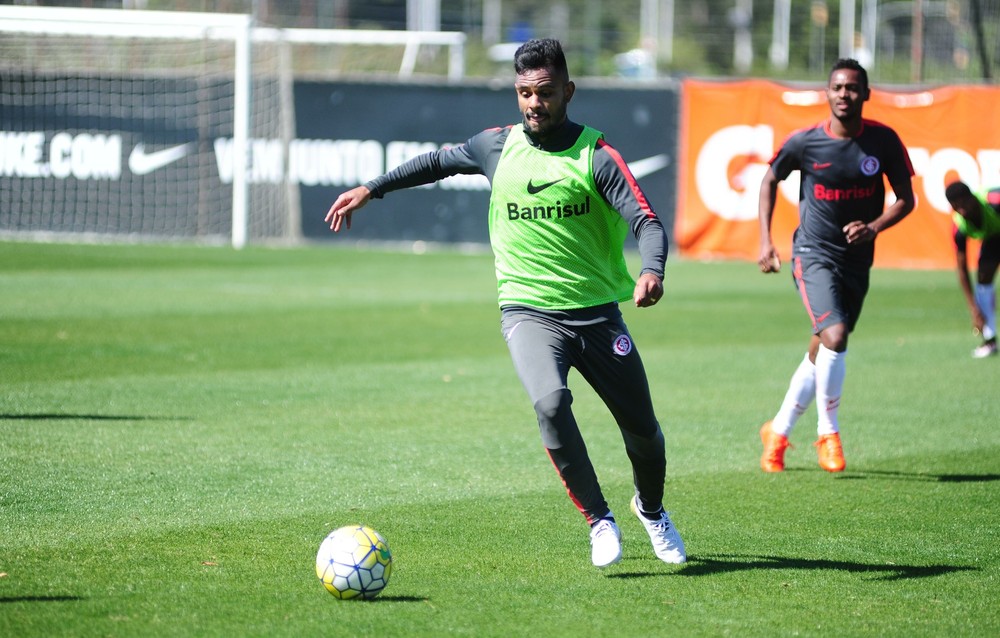 Em baixa, Fernando Bob fica perto de rescindir com o Internacional