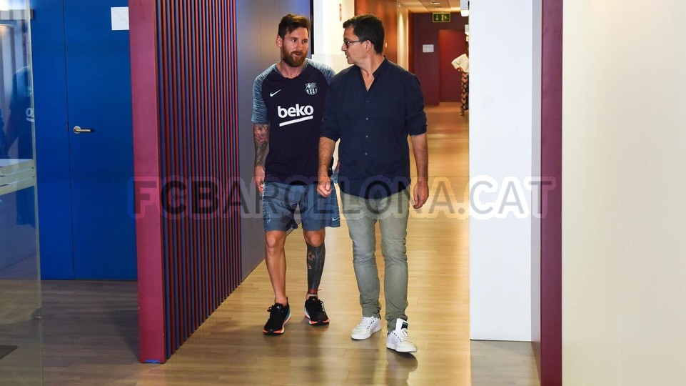 Messi e 3 nomes da seleção espanhola se reapresentam no Barça para pré-temporada