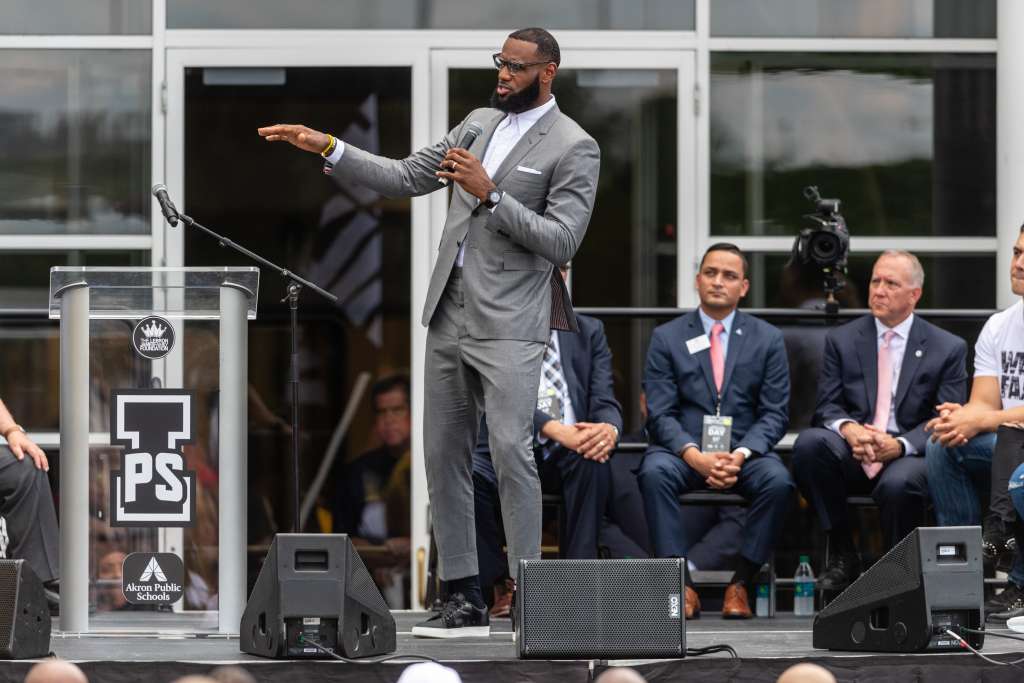 Astro da NBA e contratado pelo Los Angeles Lakers nessa temporada, Lebron James criticou Donald Trump, dizendo que o Presidente usa o esporte para separar os americanos 