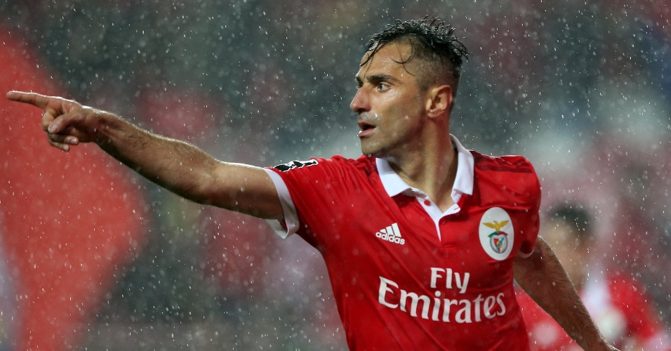 Jonas, do Benfica, está na mira do Santos para o Brasileirão