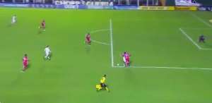 Bandeirinha perde noção e invade campo para anular gol do Figueirense