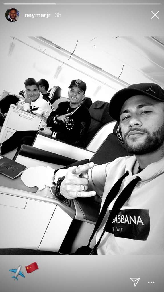Com 'parças', Neymar viaja à China para se reapresentar no PSG