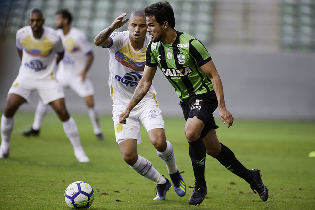 Lateral fala sobre entrega do América-MG e do foco em seguir em alta no Brasileirão