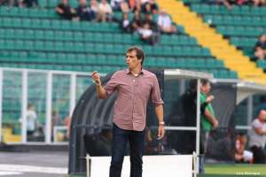 Série B: Milton Cruz critica arbitragem após tropeço do Figueirense em casa