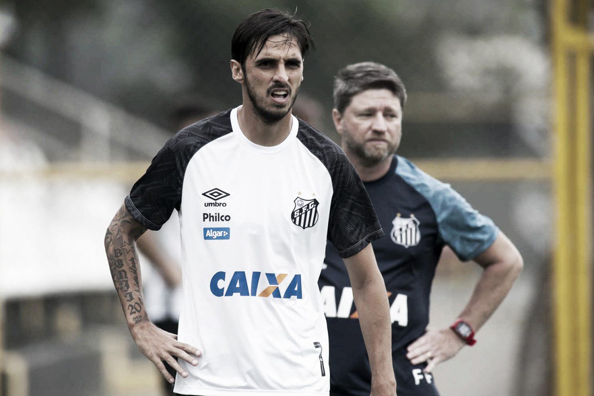 Com desequilíbrio muscular, Bryan Ruiz não deve estrear pelo Santos neste sábado