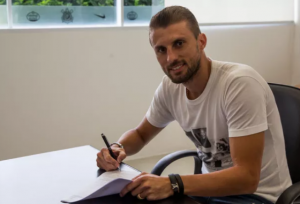 Após ter proposta recusada, zagueiro Henrique renova contrato com o Corinthians