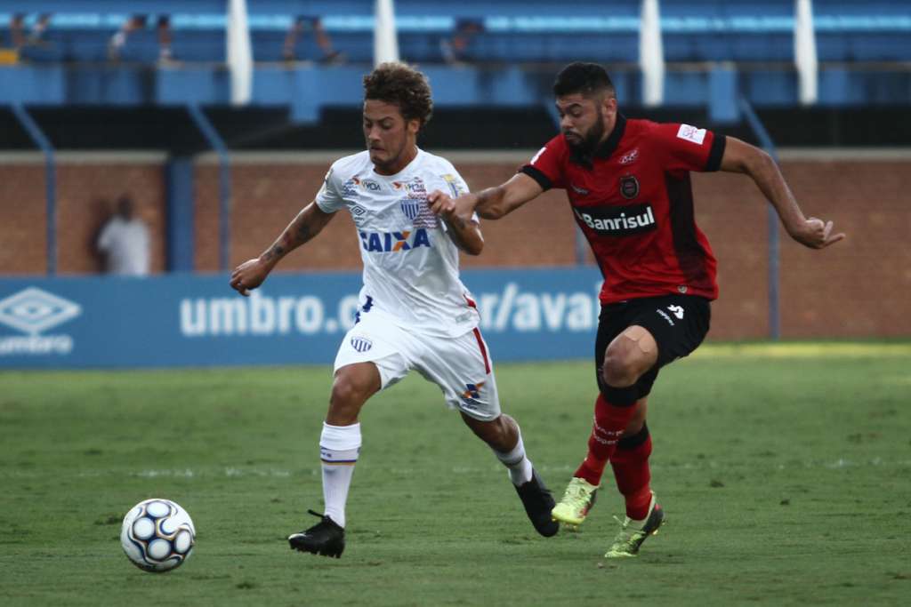 O lateral-direito Guga dificilmente vai terminar a Série B do Brasileiro no Avaí