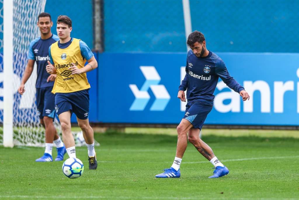 Recuperado, Bressan treina e deve reforçar formação reserva do Grêmio contra Fla