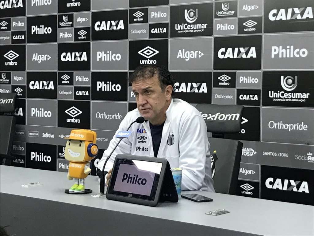 Cuca relaciona Carlos Sánchez e González no Santos; Bryan Ruiz fica de fora