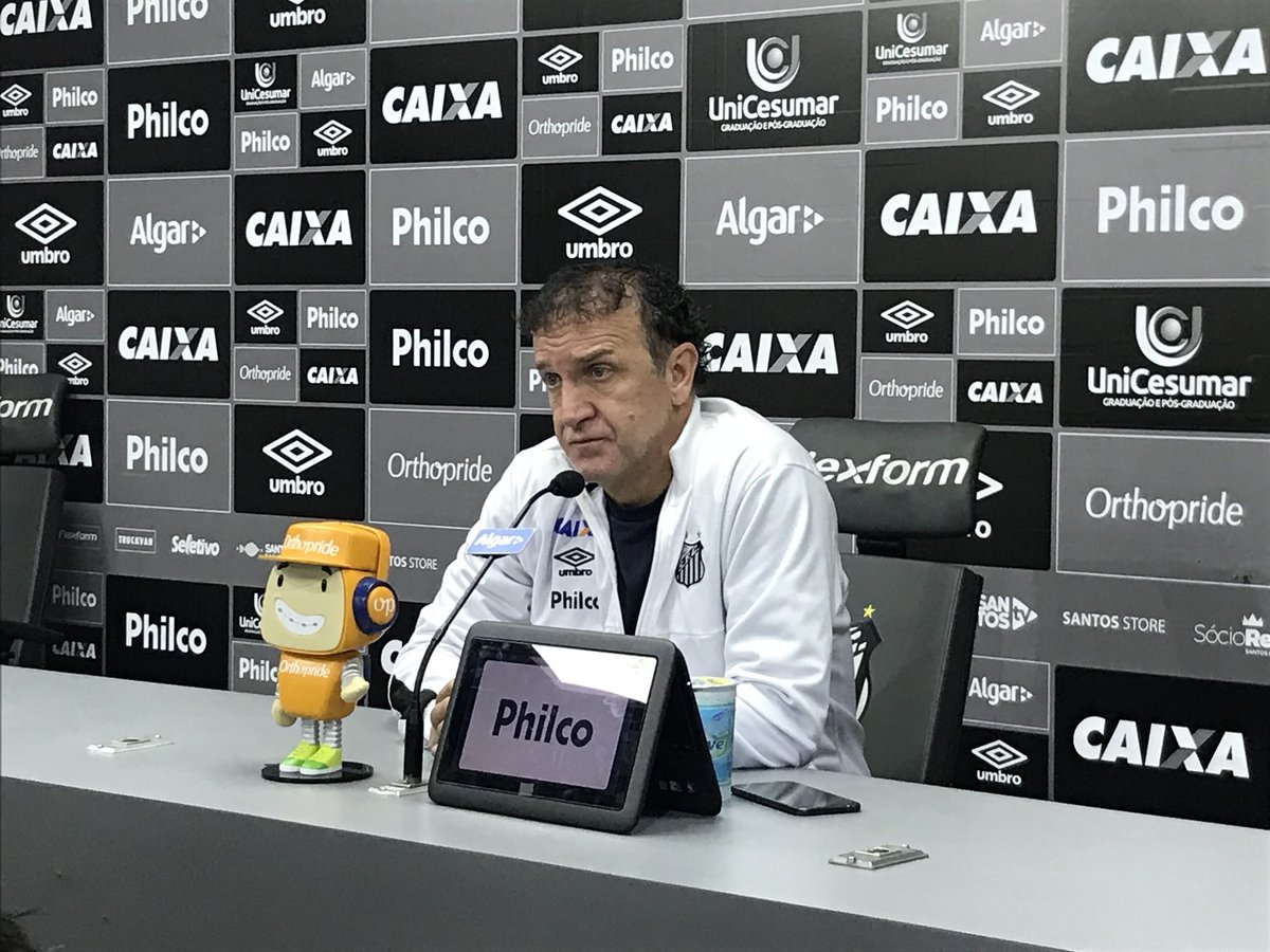 Cuca relaciona Carlos Sánchez e González no Santos; Bryan Ruiz fica de fora