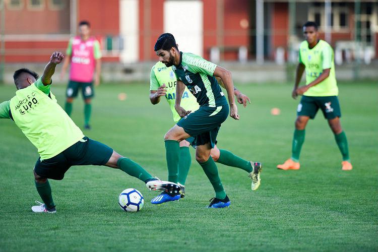 Invicto, Adilson Batista tenta lidar com as ‘suspensões’ do América-MG