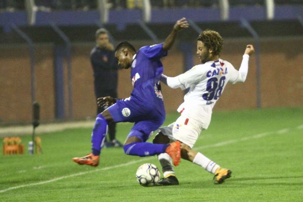 Um dos destaques da Série B, o lateral Guga vem recebendo sondagens de clubes do exterior (Foto: Jamira Furlani/Avaí)