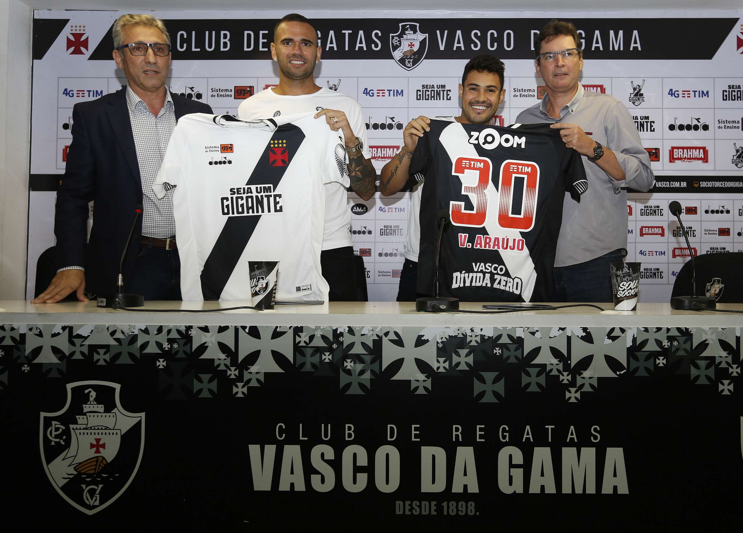 Leandro Castan e Vinícius Araújo são apresentados no Vasco