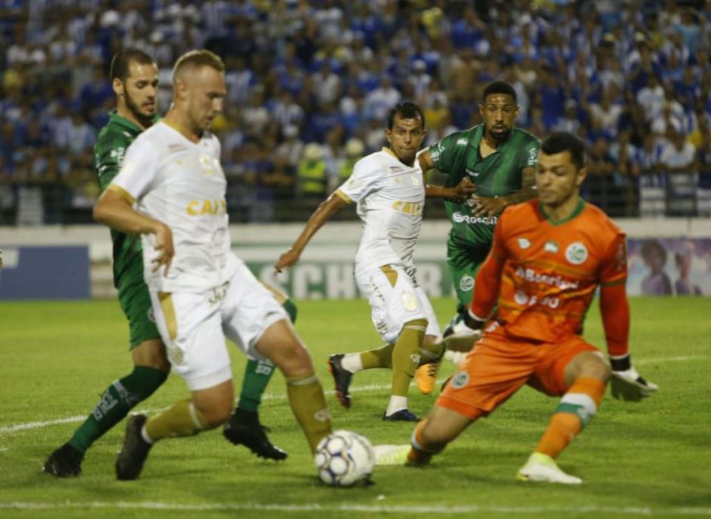 Douglas vinha conseguindo segurar o ataque do CSA até os 37 minutos do segundo tempo (Foto: Ailton Cruz/Gazeta de Alagoas)