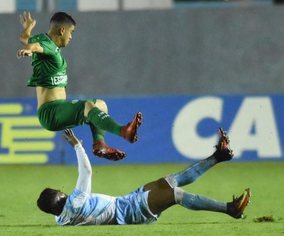Com campo muito pesado, Guarani finalizou mais e venceu o LEC. Foto: Gustavo Oliveira
