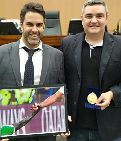 Rodrigo, à direita, com vereador Nelson Horssi