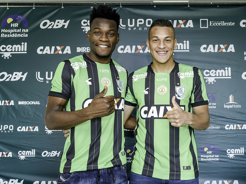 América-MG apresenta zagueiro Paulão e atacante Wesley Pacheco