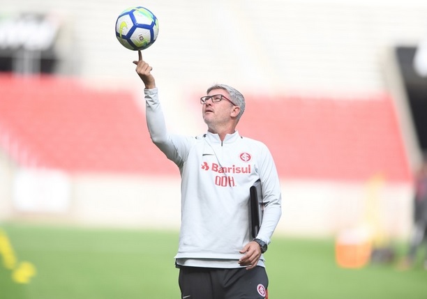 Em treino fechado, Odair mantém dúvida sobre a escalação do Internacional