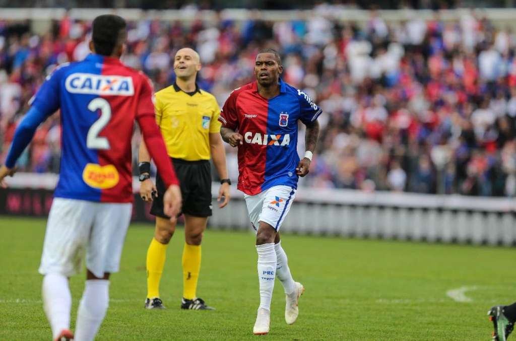 O Paraná teve muito mais posse de bola, mas acabou perdendo para o Ceará na Vila Capanema