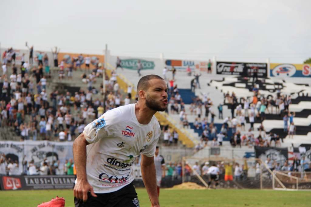 Gleyson garante liderança do Comercial, faz três gols e pede música de Furrugem (Foto: Rafael Alves/Comercial FC)