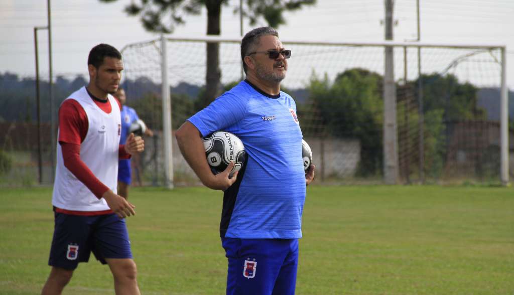 O técnico Rogério Micale descartou entregar o cargo no Paraná após derrota