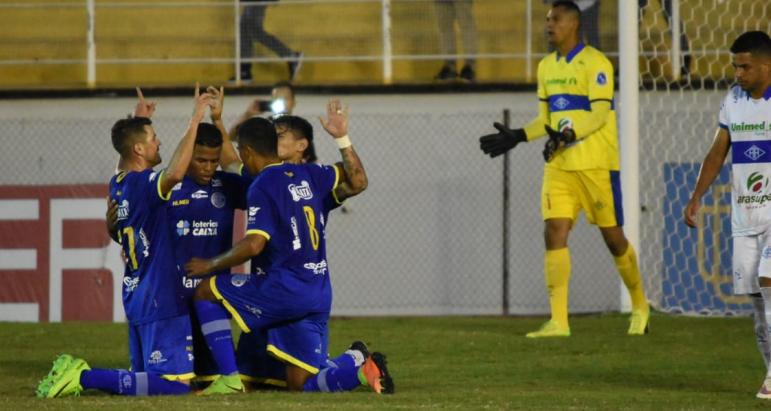 Confiança foi uma das surpresas da rodada ao vencer o Atlético-AC e se manter vivo. Foto: Manoel Façanha
