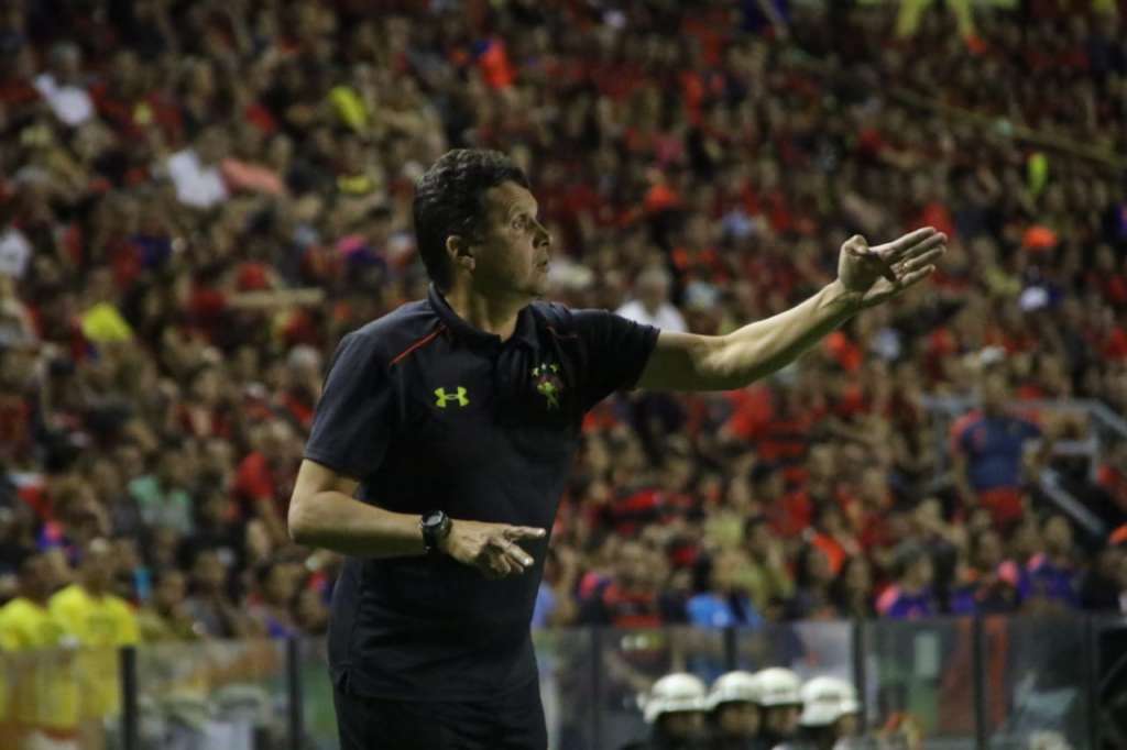 Claudinei Oliveira avalia empate do Sport e comenta sobre a 'pressão' da torcida