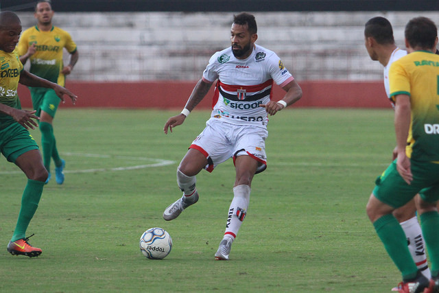 Dispensado do Botafogo-SP há dois meses, volante é preso por roubo de celulares