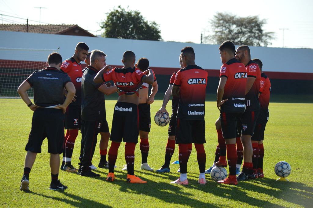 Série B: Elenco do Atlético-GO comemora distância entre os jogos